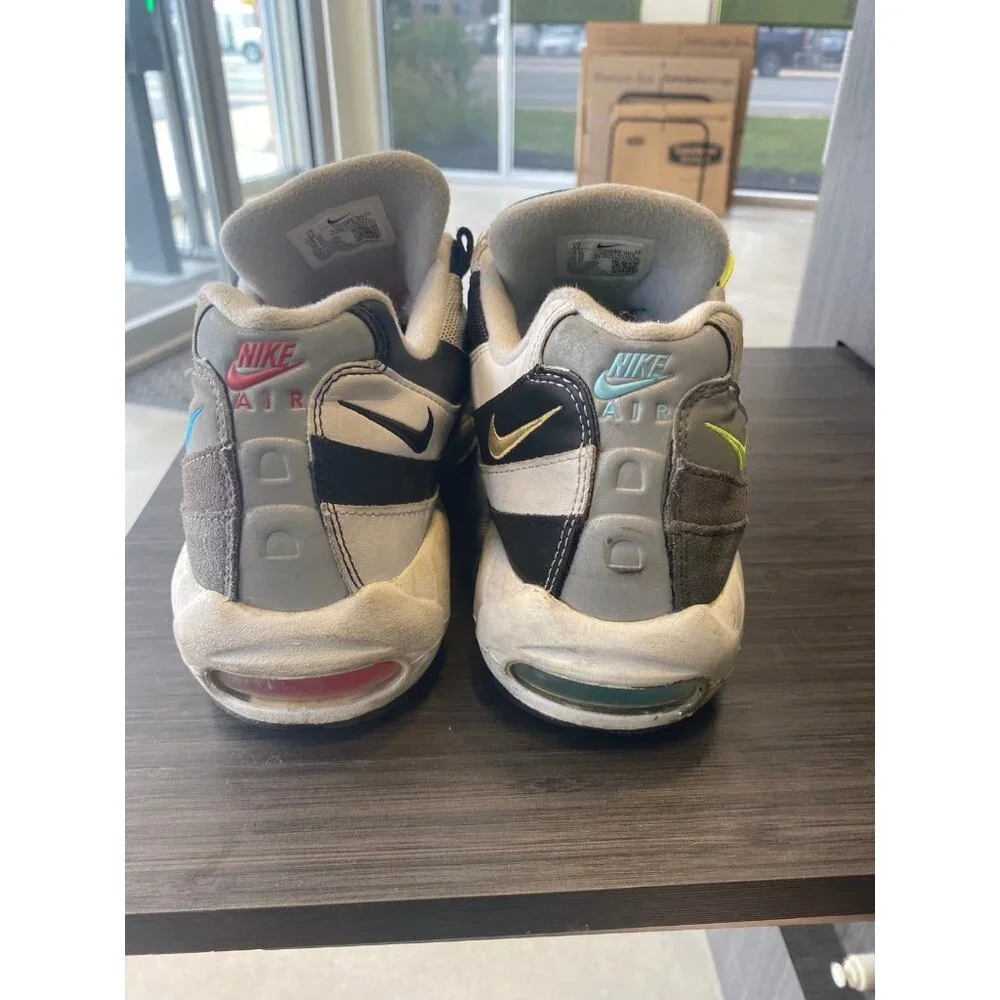 Nike - Picture 4 of 9